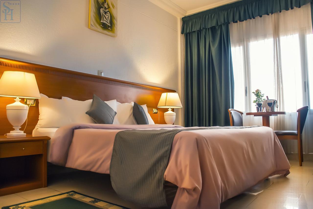 Hotel Splendid Ouagadougou Buitenkant foto