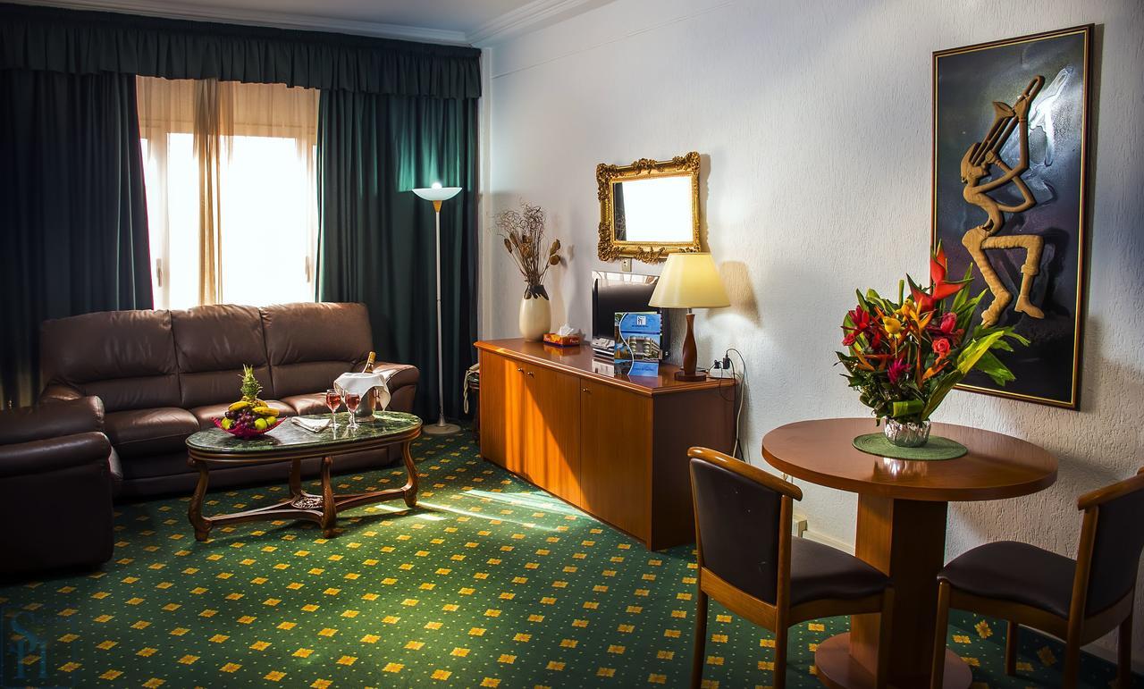 Hotel Splendid Ouagadougou Buitenkant foto